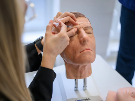 Read more about the article How Non-Invasive Treatments Are Creating a New Generation of Beauty Professionals